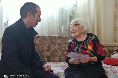 В Нюрбе ветераны тыла получили в подарок от мэра подписку на местную газету / ЯСИА   