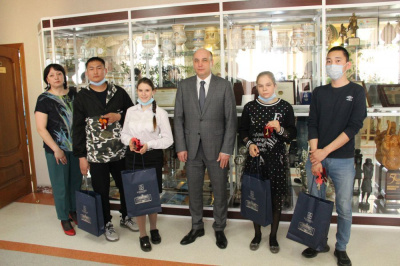 Еще четыре человека из числа детей-сирот стали новоселами /   Мирнинский Мирнинский