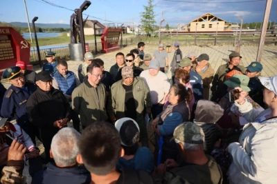 Глава Якутии встретился с жителями пострадавших от паводка сел в Оймяконском районе / ЯСИА   