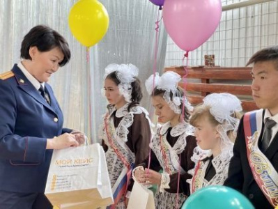 Сотрудники следственного управления поздравили воспитанников подшефной школы-интерната с окончанием учебного года /    