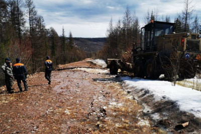 Спасатели Службы спасения Якутии оказывают помощь населению подтопленных населенных пунктов / ЯСИА   Республика Саха (Якутия)