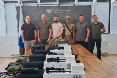 Федерация боевого снайпинга РФ и центр «Воин» передали бойцам СВО винтовки / ЯСИА   