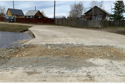 В пригороде Якутска восстановили разрушенную во время весеннего половодья дорогу-дамбу / ЯСИА Якутск Якутск Республика Саха (Якутия)