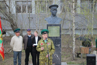 У памятника Владимиру Калашникову в Якутске почтили память воинов-пограничников / Николай Борисов Якутск Якутск Республика Саха (Якутия)
