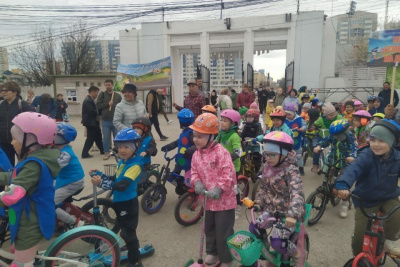 В Якутске ко Дню защиты детей приурочили детский велопарад / ЯСИА Якутск Якутск Республика Саха (Якутия)
