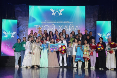 Администрация Мирнинского района вручила два сертификата участникам фестиваля «Туой-Хайа» /   Мирнинский Республика Саха (Якутия)