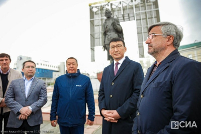 Делегация из Татарстана возложила цветы памятнику Платона Ойунского / Айаал Аргунов   Казань