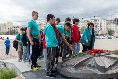 В Якутске юные дипломаты почтили память героев Великой Отечественной войны / Майя Гоголева   