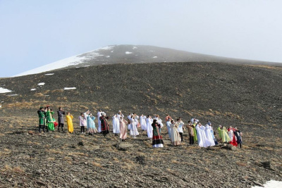 В Тикси 50 хомусистов приняли участие в флешмобе к 100-летию Якутской АССР / ЯСИА   Республика Саха (Якутия)