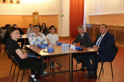 Встреча директора Удачнинского ГОКа c выпускниками горнотехнического филиала: «Придай огранку своему таланту» /   Мирнинский 