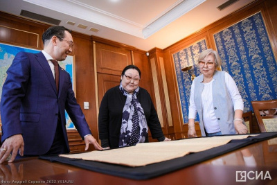 Уникальный экземпляр газеты «Известия» передал глава Якутии нацбиблиотеке республики / ЯСИА   Республика Саха (Якутия)