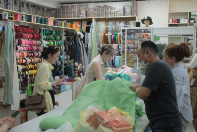 Перед ысыахом в Якутске вырос спрос на ткани синего, красного и зеленого цветов /  Якутск Якутск Республика Саха (Якутия)