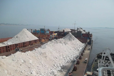 Суда ЛОРПа передислоцированы на реку Вилюй для оперативной доставки грузов /    