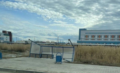 В Якутске из-за ветра упала автобусная остановка /  Якутск Якутск Республика Саха (Якутия)