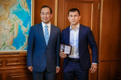 Юбилейный знак «100-летие Якутской АССР» вручил Айсен Николаев олимпийскому чемпиону Роману Власову /    Республика Саха (Якутия)