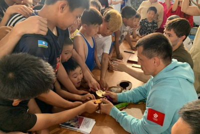 Двукратный олимпийский чемпион Роман Власов встретился с юными борцами Хангаласского улуса Якутии /   Хангаласский Республика Саха (Якутия)