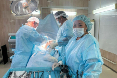 Более 200 пациентов осмотрели мобильные хирурги в Нюрбинском районе Якутии /    