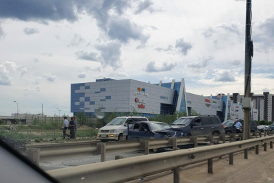 В результате ДТП затруднено движение по автостраде 50 лет Октября в Якутске /  Якутск Якутск Республика Саха (Якутия)