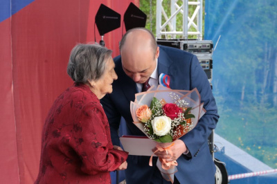 Глава Мирнинского района вручил Почетным гражданам знак "100-летие Якутской АССР" /   Мирнинский Республика Саха (Якутия)