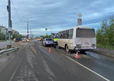 В Якутске водитель во время движения потерял управление из-за сердечного приступа /  Якутск Якутск Республика Саха (Якутия)