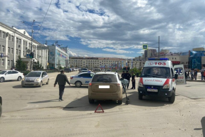 В Якутске женщина на электросамокате врезалась в автомобиль /  Якутск Якутск Республика Саха (Якутия)