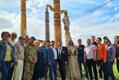 В честь Героя Труда Владимира Михайлова установили памятное сэргэ /    
