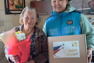 В честь Дня России сотрудники «Таас-Юрях Нефтегазодобычи» вручили подарки жителям Якутии /    Республика Саха (Якутия)