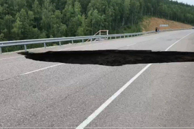 Проезд по трассе «Лена»,  где образовался огромный провал, закрыли до 9 августа / ЯСИА   