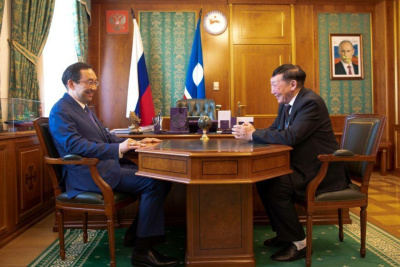 Айсен Николаев встретился с Героем Труда Владимиром Михайловым /    