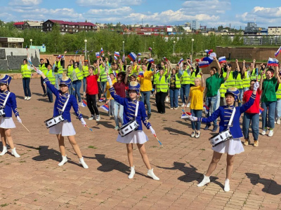 Юные патриоты лагеря труда и отдыха «Трудовой-2022» провели флешмоб и квест /   Мирнинский Мирнинский