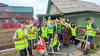 Ребята ЛТО «Трудовой-2022» оказали адресную помощь ветерану труда /   Мирнинский Мирнинский