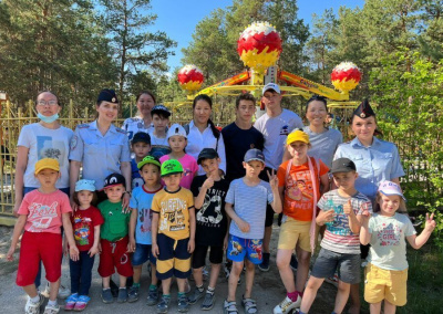 Транспортная полиция Якутии организовала поход в городской парк для воспитанников детского дома /    Республика Саха (Якутия)