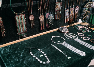 В Якутске идёт ярмарка национальной одежды и аксессуаров к ысыаху /  Якутск Якутск Республика Саха (Якутия)