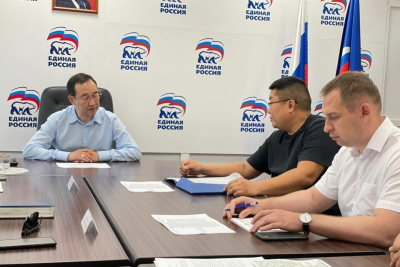 Айсен Николаев провел прием граждан в региональной общественной приемной «Единой России» /    