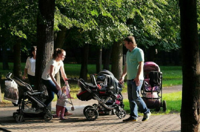 Какие выплаты и льготы положены многодетным родителям /    