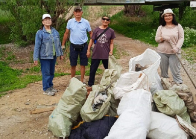 Общественники навели порядок вдоль городского канала на улице Тургенева в Якутске /  Якутск Якутск Республика Саха (Якутия)