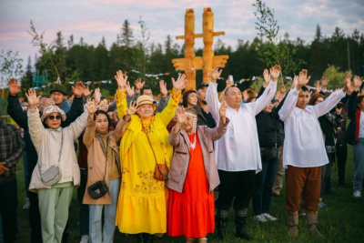 Фото: обряд встречи солнца на Ысыахе Олонхо в Верхневилюйском районе Якутии /   Верхневилюйский Республика Саха (Якутия)