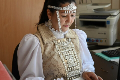 Сотрудники Минимущества Якутии пришли на работу в национальной одежде /    Республика Саха (Якутия)