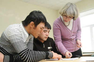 Трудовых мигрантов обяжут сдавать русский язык устно /    