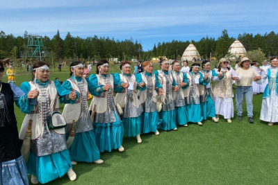 До глубокой ночи конкурсанты запевали осуохай на Ысыахе Олонхо в Якутии /    Республика Саха (Якутия)