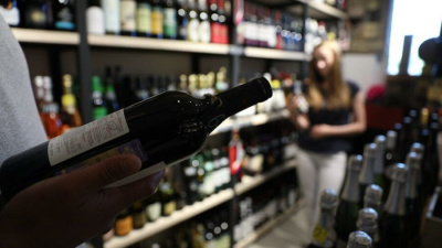В Минздраве предложили вывести алкоголь из продажи в продуктовых магазинах /    