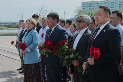 Делегация из Татарстана возложила цветы к монументу «Воинам-победителям» /    Казань