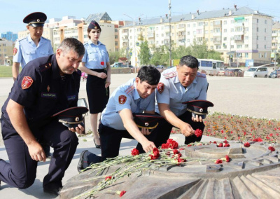 В Якутске росгвардейцы возложили цветы к монументу Воинам-победителям /  Якутск Якутск Республика Саха (Якутия)