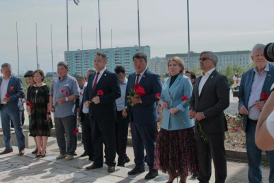 Цветы к монументу «Воинам-победителям» возложили в Якутске /  Якутск Якутск Республика Саха (Якутия)