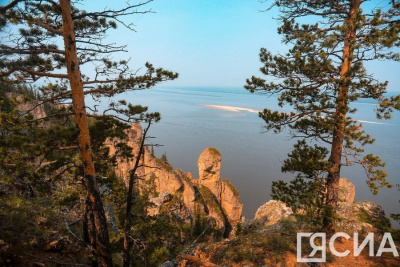 Аварийную остановку из-за пробоин совершил теплоход на Лене в Якутии /    Республика Саха (Якутия)