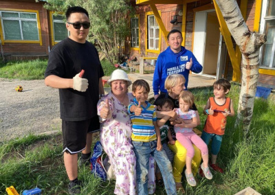 Активисты установили детскую площадку для семей, проживающих в здании маневренного фонда /    