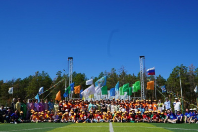 В летнем лагере «Сосновый Бор» открылась смена «Я-гражданин мира» /    