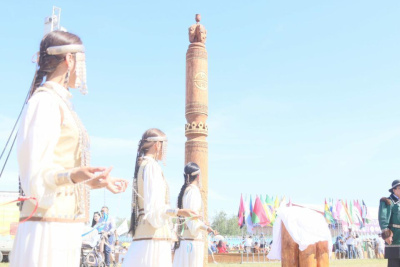 Сэргэ мас-рестлеров установили в местности Ус Хатын в Якутске /  Якутск Якутск Республика Саха (Якутия)