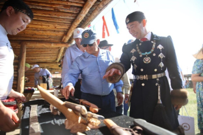 Айсену Николаеву и Рустаму Минниханову показали ножи, созданные по древней технологии /    Казань