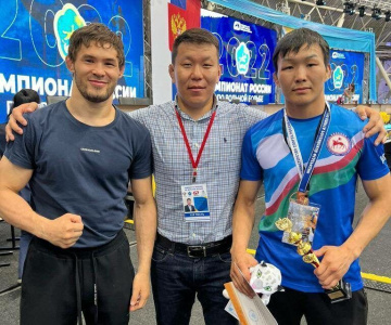 Якутяне Виктор Рассадин и Айхаан Антонов стали призерами чемпионата России по вольной борьбе /    Республика Саха (Якутия)